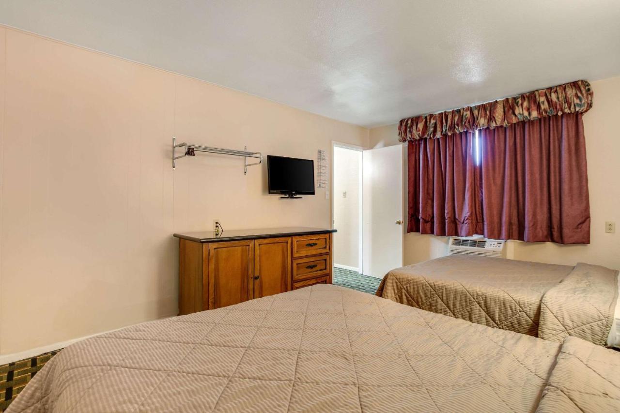 Rodeway Inn & Suites Raton Exterior photo