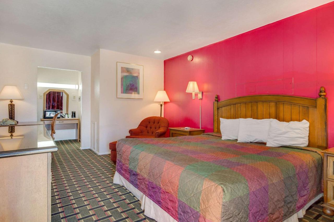 Rodeway Inn & Suites Raton Exterior photo